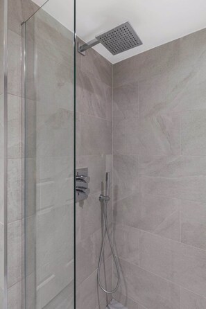 Shower, hair dryer, towels, shampoo - Heartwarming Newly Renovated 1BR w/Patio - Clapham (Greater London)