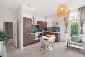 Interior - Heartwarming Newly Renovated 1BR w/Patio - Clapham (Greater London)