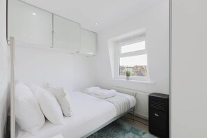 Desk, iron/ironing board, WiFi, bed sheets - 1BR w/AC - Hyde Park/Paddington (Greater London)