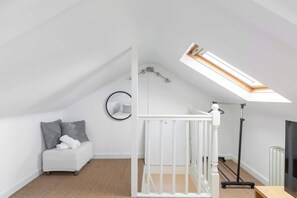Interior - 3BR House W/Patio Queens Park (Greater London)