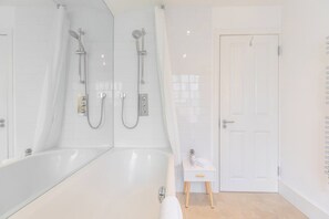 Shower, hair dryer, towels, shampoo - 3BR House W/Patio Queens Park (Greater London)