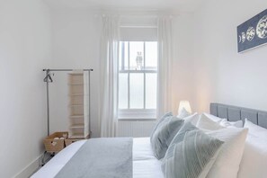 Desk, iron/ironing board, travel cot, WiFi - 3BR House W/Patio Queens Park (Greater London)