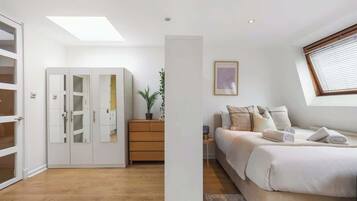 Desk, iron/ironing board, WiFi, bed sheets