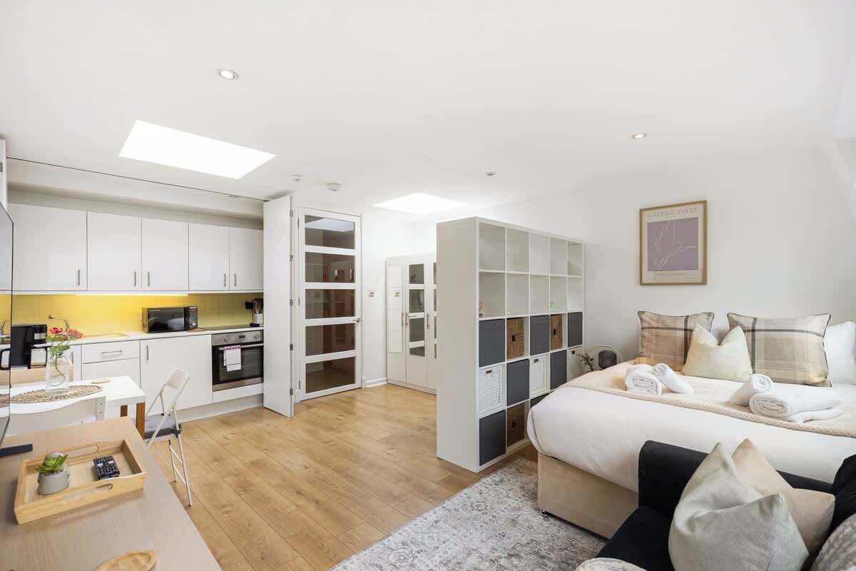 Desk, iron/ironing board, WiFi, bed sheets