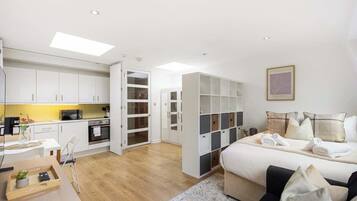 Desk, iron/ironing board, WiFi, bed sheets