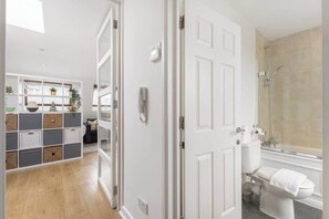 Shower, hair dryer, towels, shampoo - 1BR Loft Apt w/AC & Balcony - Bayswater (Greater London)