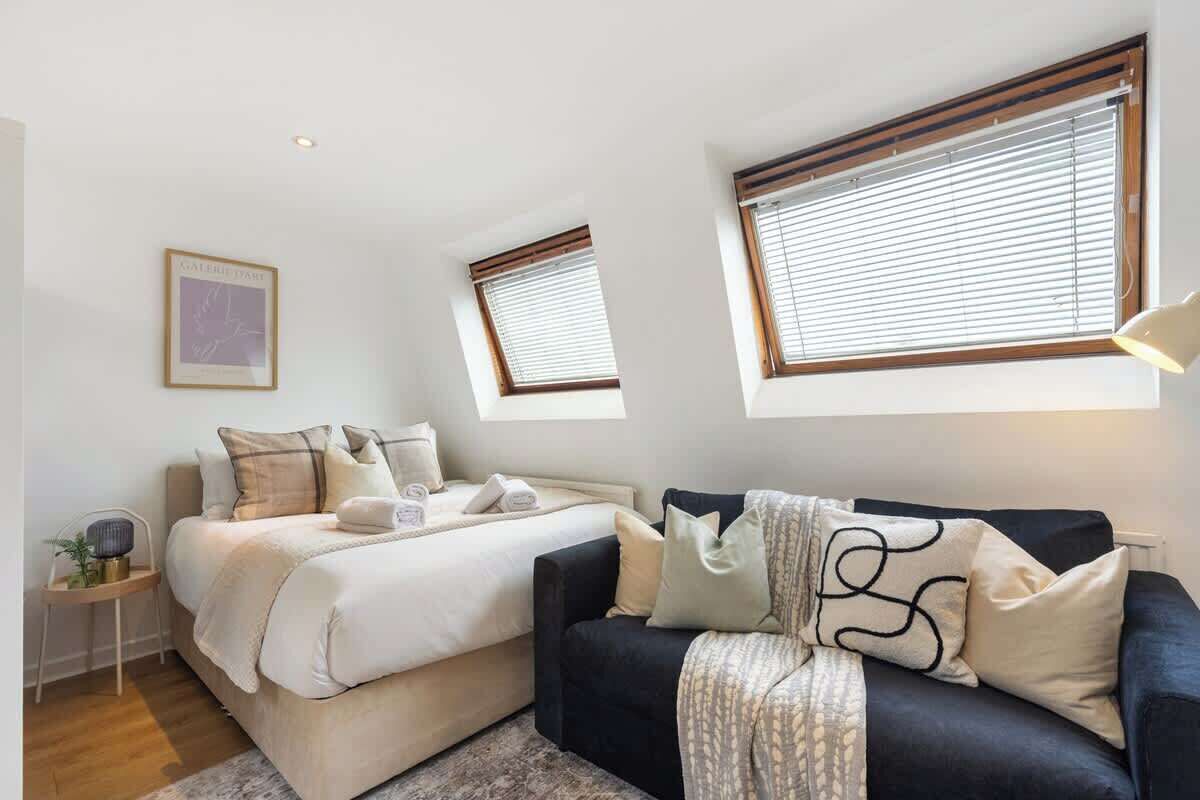 Desk, iron/ironing board, WiFi, bed sheets