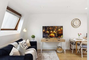 TV, offices - 1BR Loft Apt w/AC & Balcony - Bayswater (Greater London)