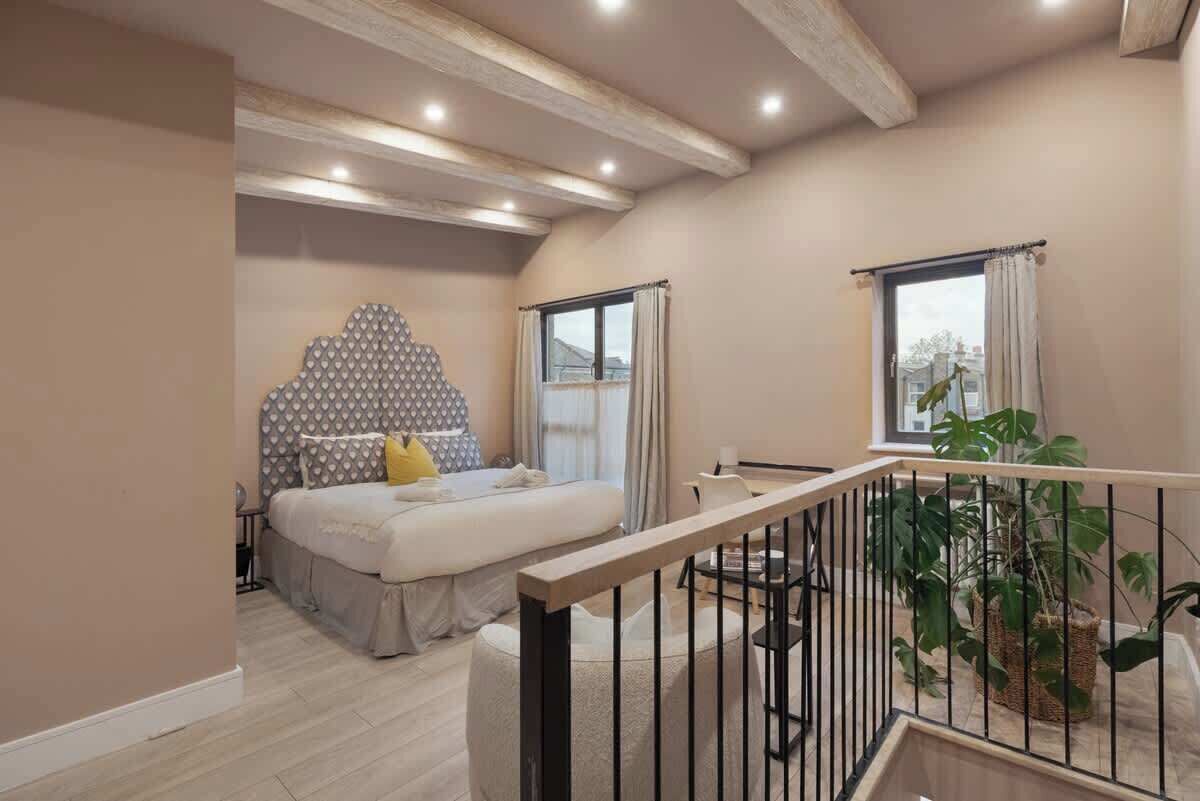 Desk, iron/ironing board, travel cot, WiFi