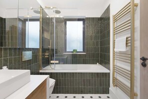 Shower, hair dryer, towels, shampoo - Magical 3BR/2BA-w/Garden-Clapham (Greater London)