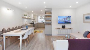 Een modern appartement met een eethoek, keuken en woonkamer.