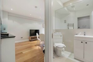 Shower, hair dryer, towels, shampoo - Stunning 1BR in heart of Chelsea (Greater London)