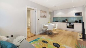Een modern appartement met een eethoek, keuken en woonruimte.