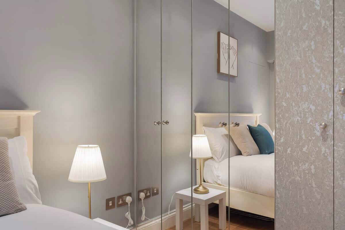 Desk, iron/ironing board, WiFi, bed sheets