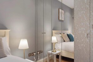 Desk, iron/ironing board, WiFi, bed sheets - Stunning 1BR in heart of Chelsea (Greater London)