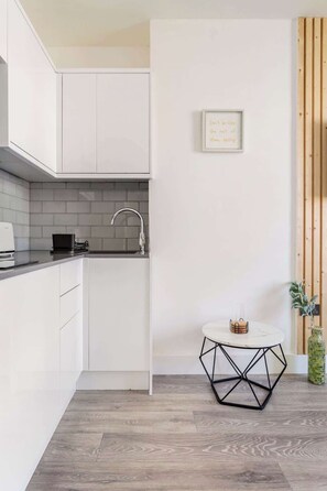 Fridge, microwave, stovetop, coffee/tea maker - Amazing 1 bed - St John’s Wood (Greater London)