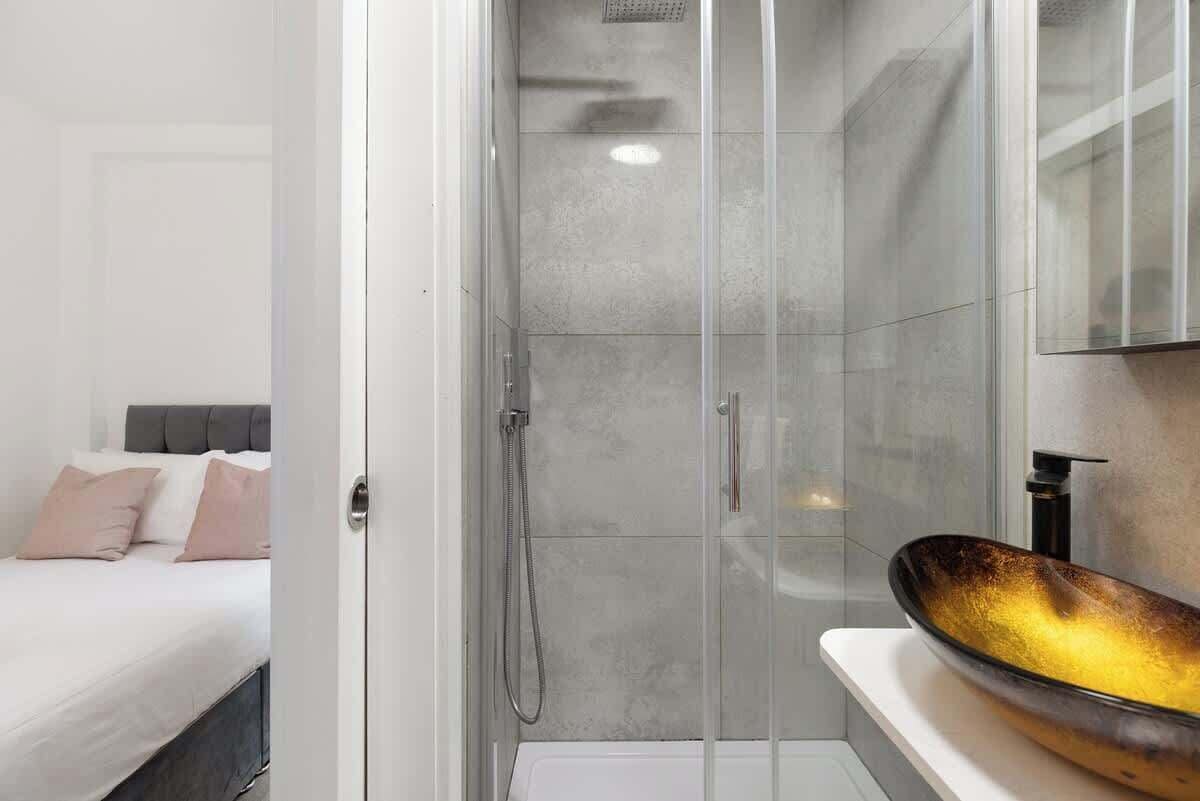 Shower, hair dryer, towels, shampoo