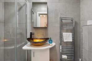 Doccia, asciugacapelli, asciugamani, shampoo