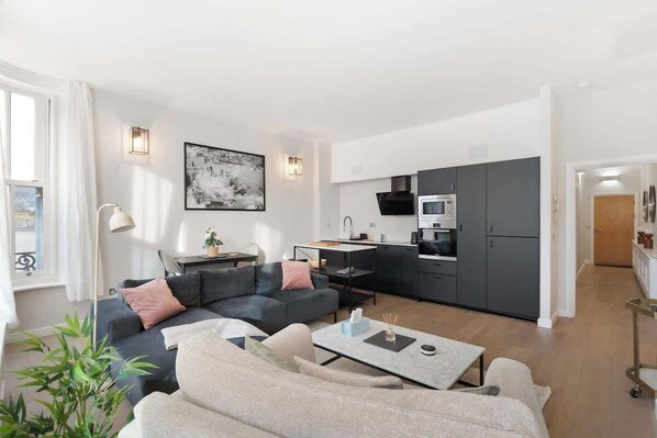 A modern apartment with a living area, kitchen, and dining space. - Stunning 2BR/2BA-ClaphamCommon (Greater London)