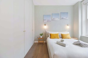 Desk, iron/ironing board, travel cot, WiFi - Stunning 2BR/2BA-ClaphamCommon (Greater London)