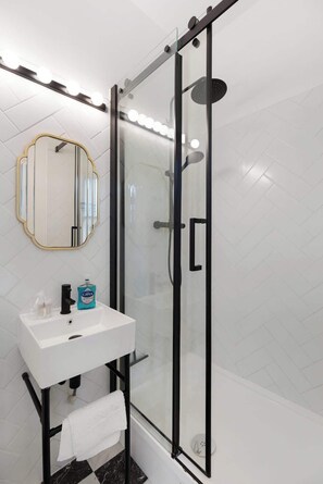 Shower, hair dryer, towels, shampoo - Stunning 2BR/2BA-ClaphamCommon (Greater London)