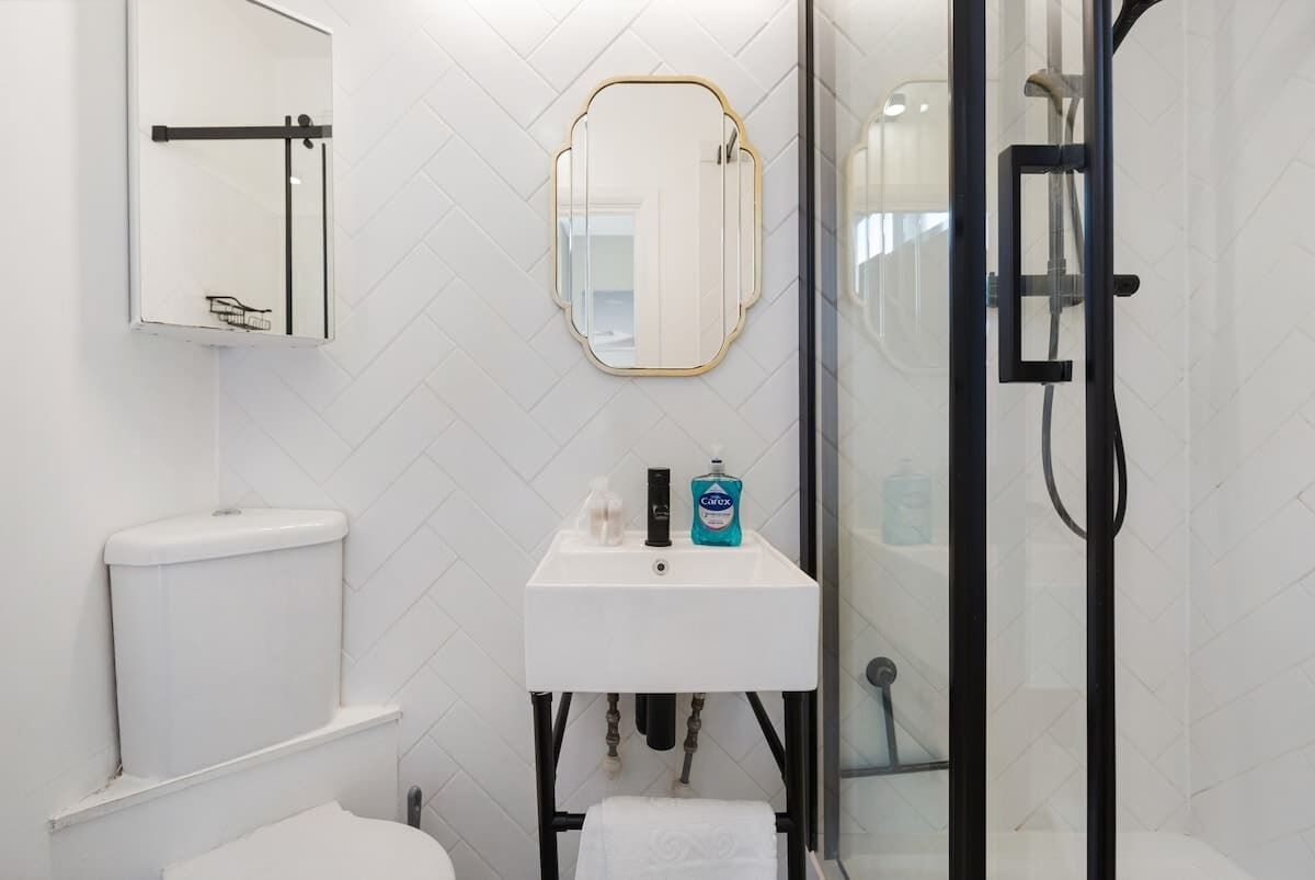 Douche, séchoir à cheveux, serviettes fournies, shampooing
