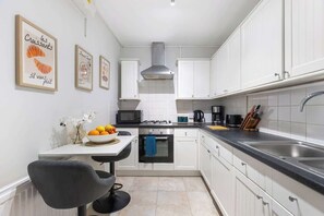 Fridge, microwave, oven, stovetop - Stunning 1BR/1BR w/Super King Bed - Maida Vale (Greater London)
