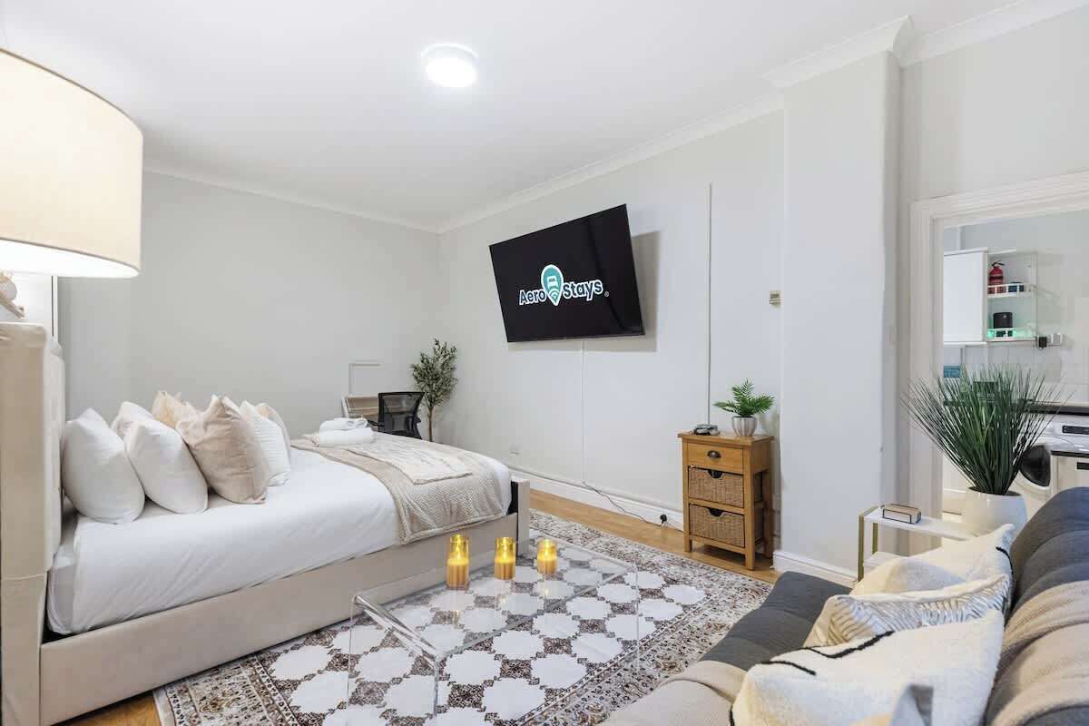 Desk, iron/ironing board, travel cot, WiFi