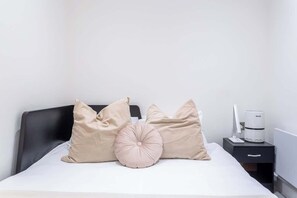 Desk, iron/ironing board, travel cot, WiFi - Modern 1 BR w/AC - Paddington (Greater London)