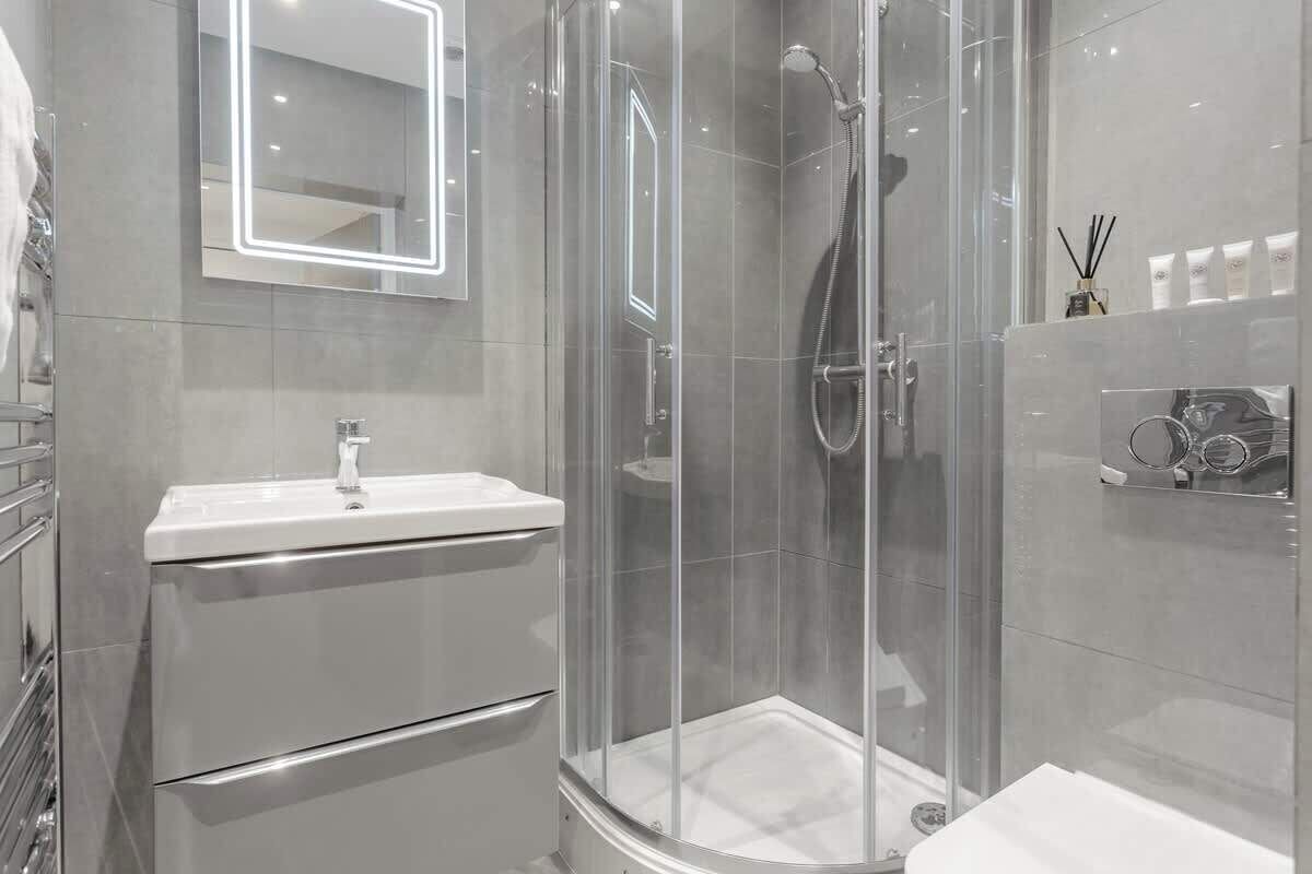 Douche, séchoir à cheveux, serviettes fournies, shampooing
