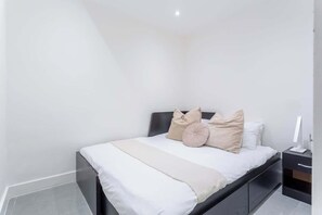 Desk, iron/ironing board, travel cot, WiFi - Modern 1 BR w/AC - Paddington (Greater London)