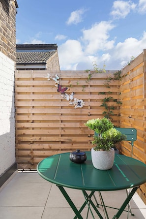 Outdoor dining - Chic 2Bed w/Balcony - Kensal Rise (Greater London)