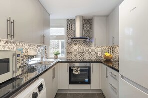 Fridge, microwave, oven, stovetop - Chic 2Bed w/Balcony - Kensal Rise (Greater London)