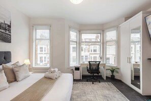 Desk, iron/ironing board, travel cot, WiFi - Chic 2Bed w/Balcony - Kensal Rise (Greater London)