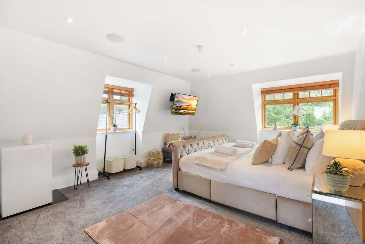 5 Schlafzimmer, Schreibtisch, Bügeleisen/Bügelbrett, Reisekinderbett
