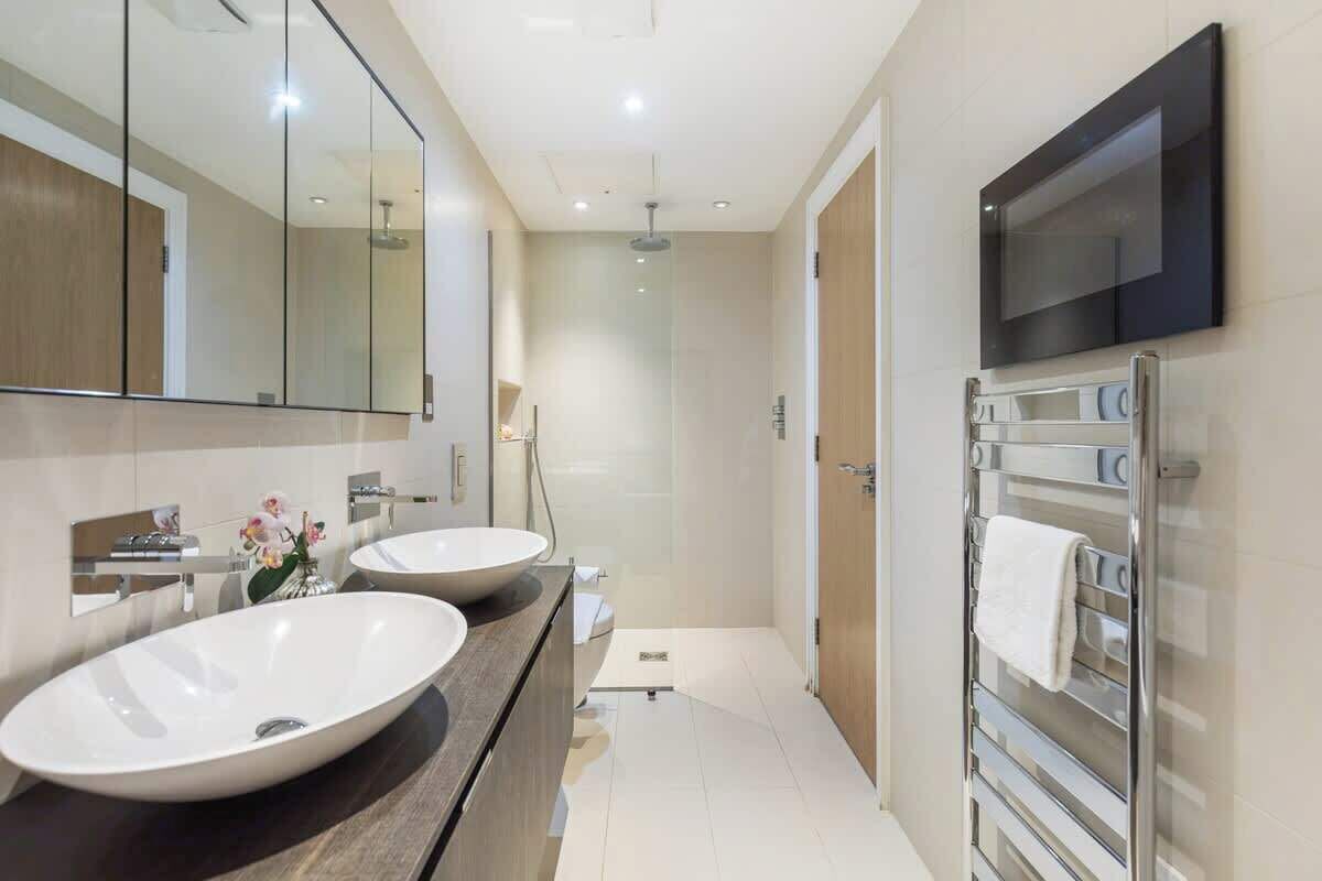Shower, hair dryer, towels, shampoo