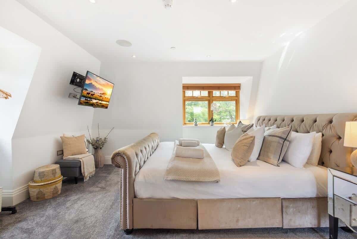 5 bedrooms, desk, iron/ironing board, travel cot