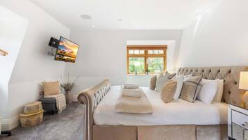 5 bedrooms, desk, iron/ironing board, travel cot