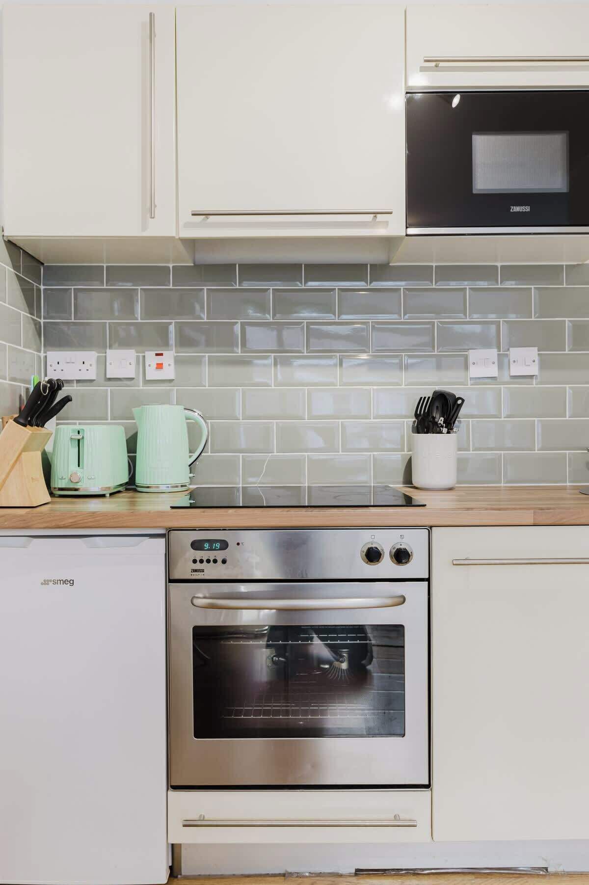 Refrigerador, microondas, horno, placa de cocina