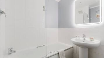 Ducha, secador de pelo, toallas, shampoo