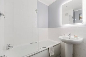 Shower, hair dryer, towels, shampoo - Superb 1BR w/AC - Chelsea (Greater London)