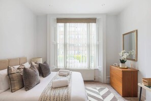 Desk, iron/ironing board, travel cot, WiFi - Modern 1BR w/AC - SouthHampstead (Greater London)