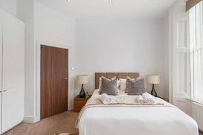Desk, iron/ironing board, travel cot, WiFi - Modern 1BR w/AC - SouthHampstead (Greater London)