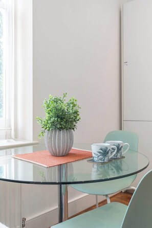 Dining - Modern 1BR w/AC - SouthHampstead (Greater London)