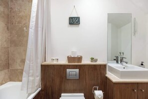 Shower, hair dryer, towels, shampoo - Modern 1BR w/AC - SouthHampstead (Greater London)