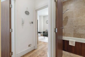 Shower, hair dryer, towels, shampoo - Modern 1BR w/AC - SouthHampstead (Greater London)