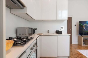 Fridge, microwave, oven, stovetop - Modern 1BR w/AC - SouthHampstead (Greater London)