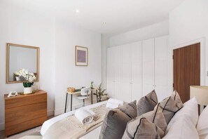 Desk, iron/ironing board, travel cot, WiFi - Modern 1BR w/AC - SouthHampstead (Greater London)