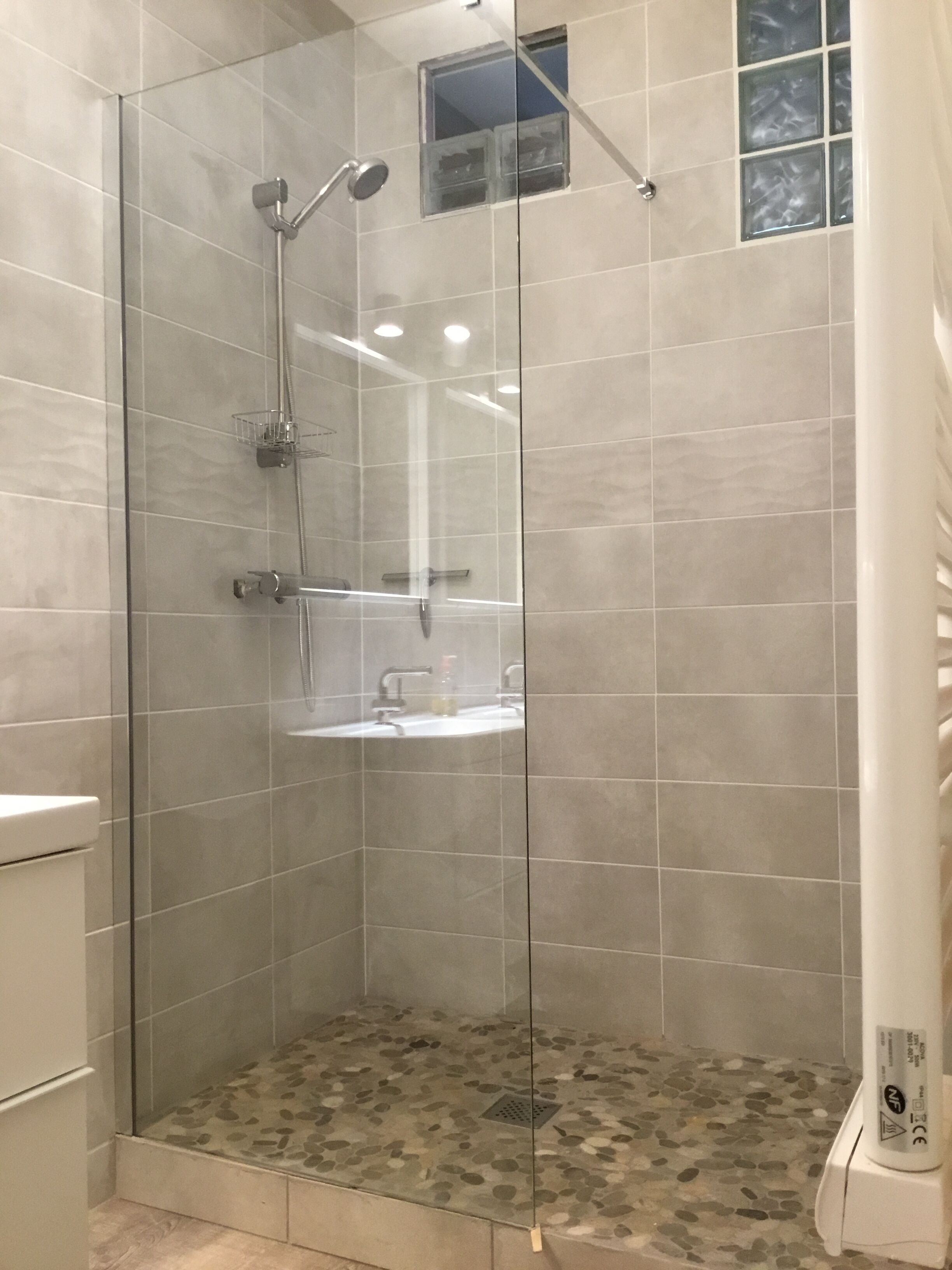 Douche, serviettes fournies, papier toilette