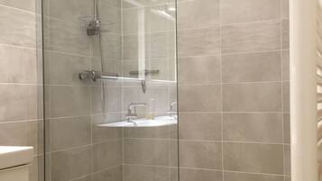 Douche, serviettes fournies, papier toilette